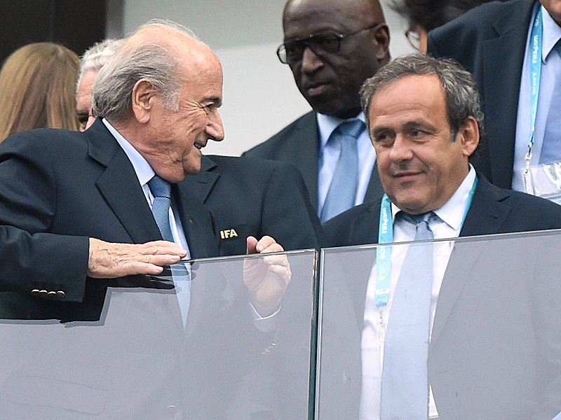 &quot;Auch Platini wird in den Skandal gezogen&quot; - &quot;The Times&quot; &#252;ber das FIFA-Beben um Sepp Blatter (li.).