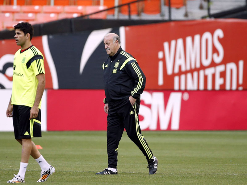 Hat das Arsenal-Spiel auch gesehen: Spaniens Nationaltrainer Vicente del Bosque (r.) hat Diego Costa nicht nominiert.