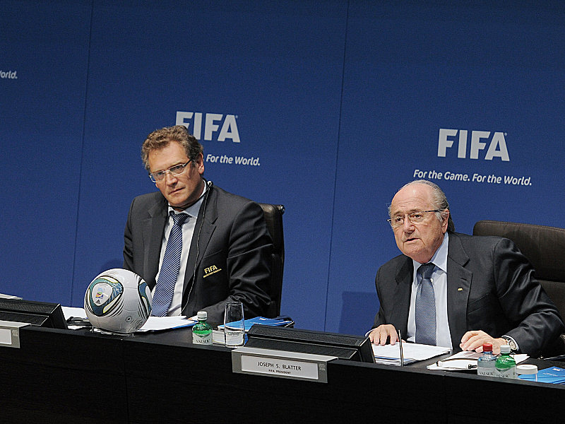 Der ehemalige FIFA-Pr&#228;sident Joseph Blatter  (re.) und der ehemalige Generalsekret&#228;r Jerome Blatter sollen sich massiv selbst bereichert haben.
