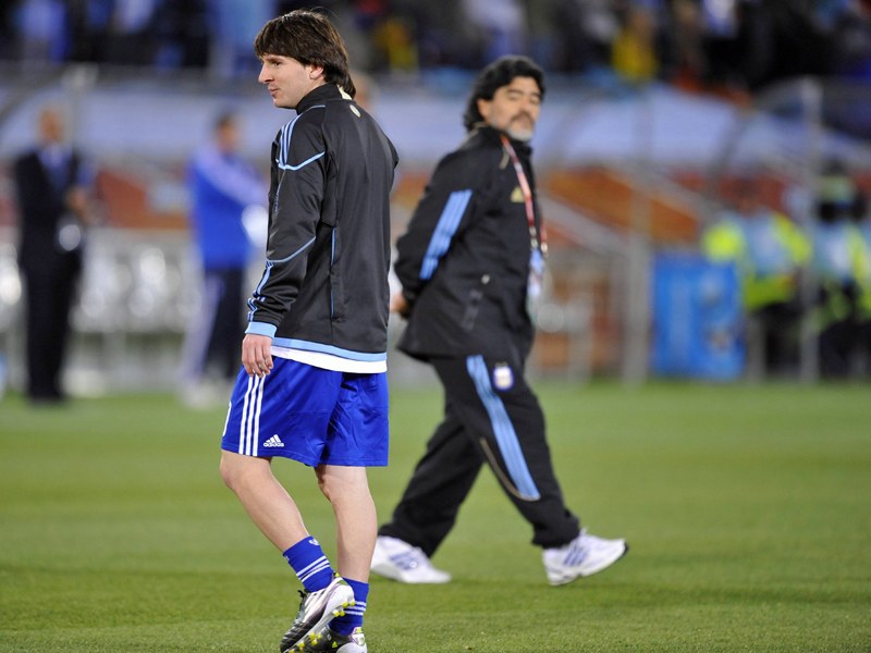 2010 war Diego Maradona (re.) der Coach von Lionel Messi, mittlerweile ist er sein Kritiker. 