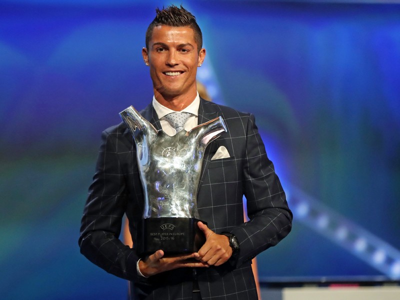 Zeigt stolz seine j&#252;ngst erworbene Auszeichnung zu Europas Fu&#223;baller des Jahres: Cristiano Ronaldo.