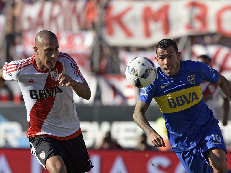 Ihre Klubs spielen in der ersten Liga - 28 weitere auch: Maidana (l., River Plate) und Tevez (r., Boca Juniors).