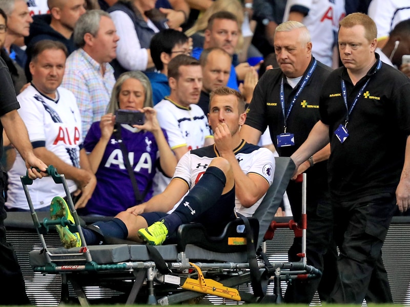 Auf der Trage vom Platz: Tottenhams Angreifer Harry Kane.