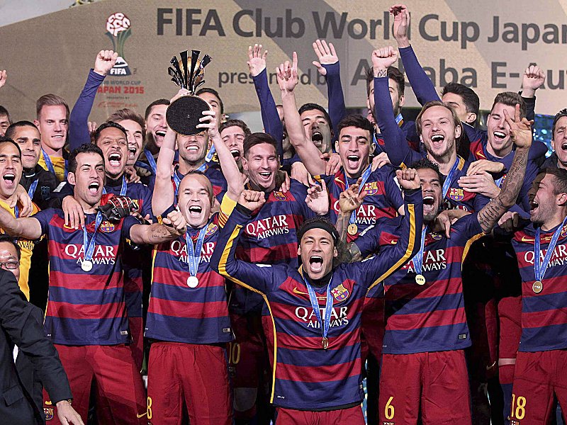 Gesucht wird ihr Nachfolger: 2015 triumphierten die Spieler des FC Barcelona in Japan.