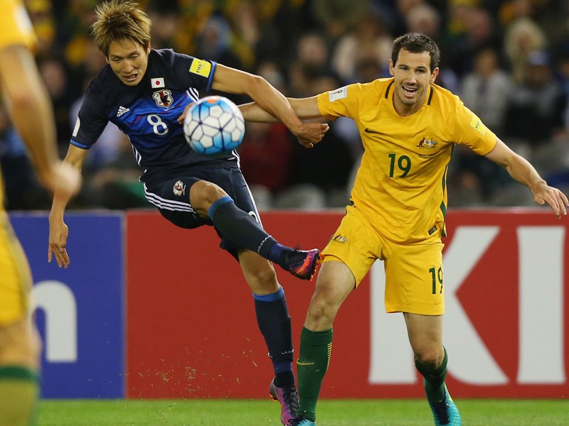 Er markierte erneut das 1:0: Japans Genki Haraguchi (li.), hier gegen Australiens Ryan McGowan.