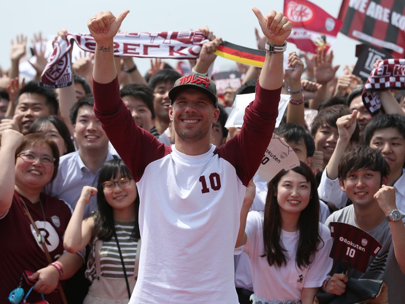 Mit individuellem &quot;Poldi&quot;-Baseball-Cap bei der Ankunft in Kobe: Lukas Podolski.