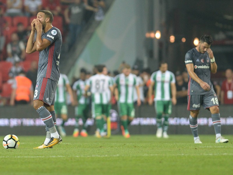 Szenen eines Spiels: Im Hintergrund jubelt Konyaspor, vorne wollen es die Besiktas-Spieler nicht glauben. 