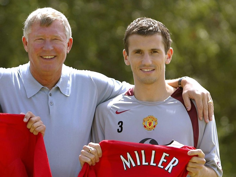 Stolzer Blick: Liam Miller (r.) 2004 mit Sir Alex Ferguson nach seinem Wechsel zu Manchester United.