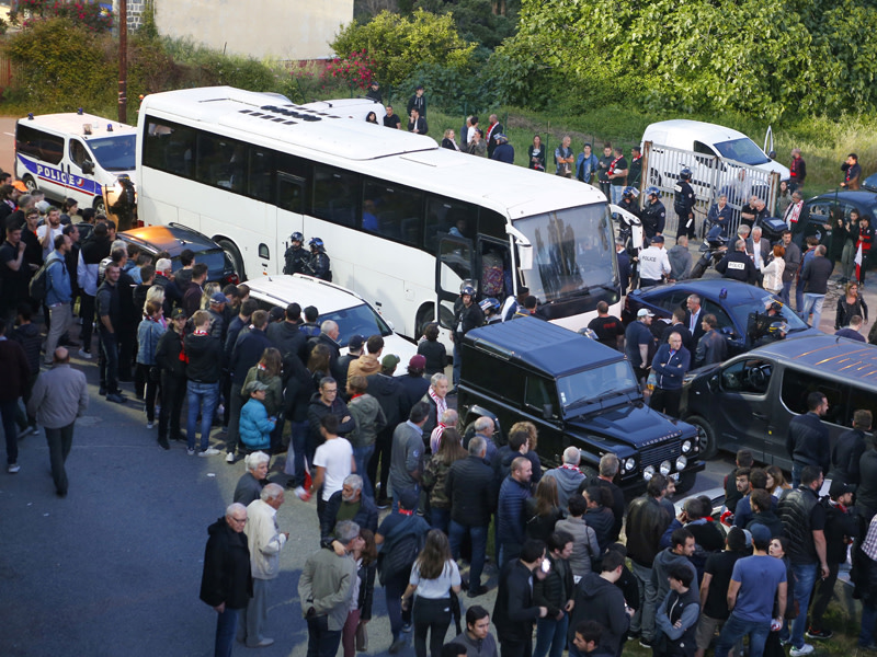 Ende einer Anreise: Der Bus mit den Spielern aus Le Havre wurde vor dem Stadion in Ajaccio gestoppt.