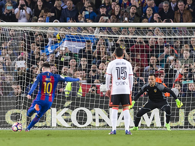 Traf einmal aus dem Spiel heraus und einmal vom Punkt: Lionel Messi gibt Diego Alves das Nachsehen.