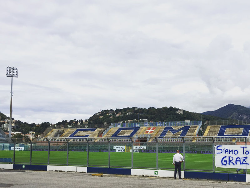 Das Stadion Sinigaglia liegt direkt am Hafen von Como und fasst 13.000 Zuschauer.