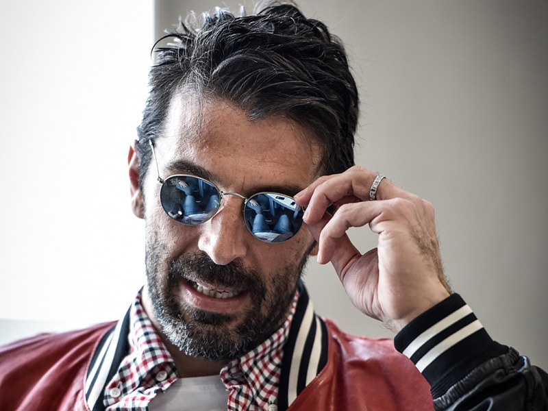 Schicke Lederjacke, blaue Sonnenbrille und sehr gute Laune: Gianluigi Buffon.