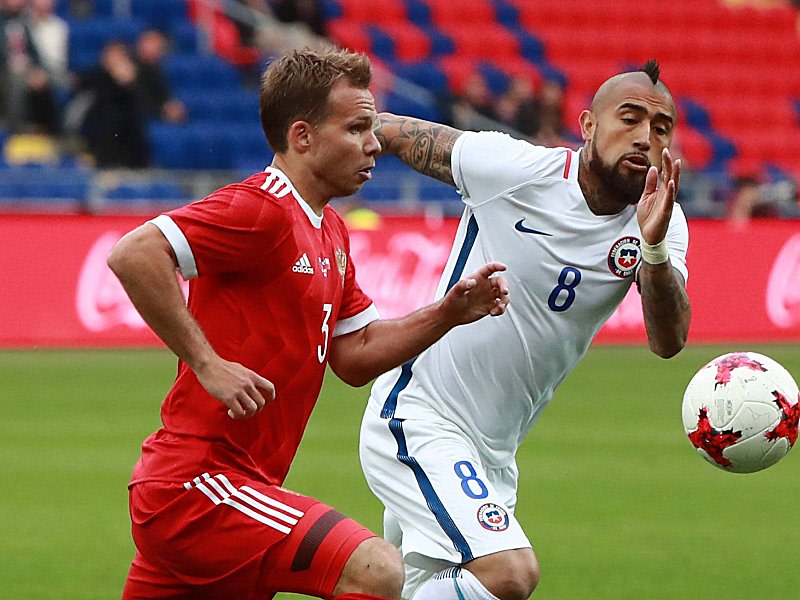 Kampf um den Ball: Russlands Roman Shishkin (links) und Chiles Arturo Vidal.