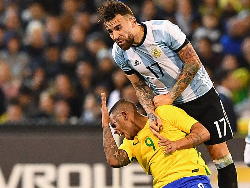 Der Zweikampf, der zur Verletzung f&#252;hrte: Argentiniens Nicolas Otamendi gegen Brasiliens Gabriel Jesus.