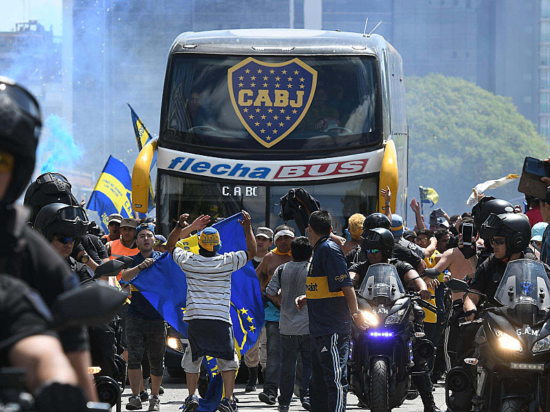 Der Bus der Boca Juniors wurde auf dem Weg ins Stadion angegriffen.