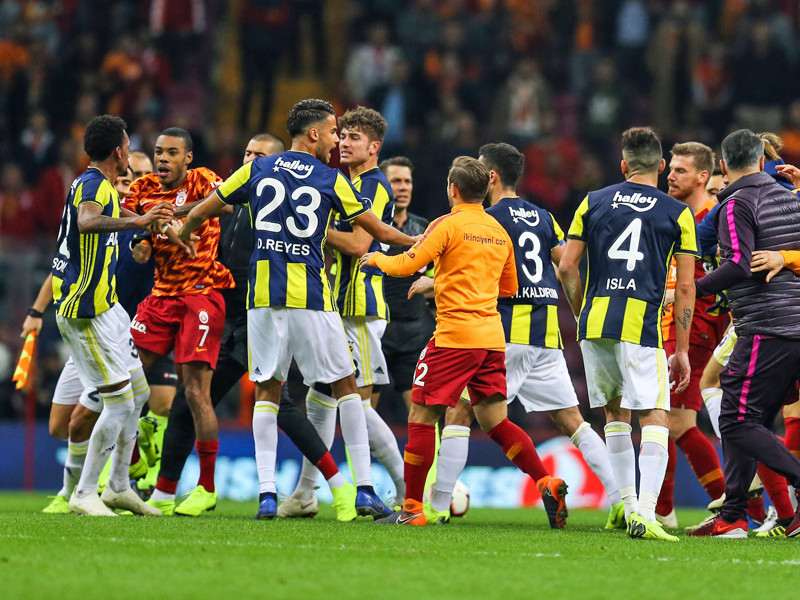 Nicht das einzige Problem: Jagdszenen im Derby gegen Galatasaray r&#252;ckten Fenerbahce auch international wieder in den Fokus.