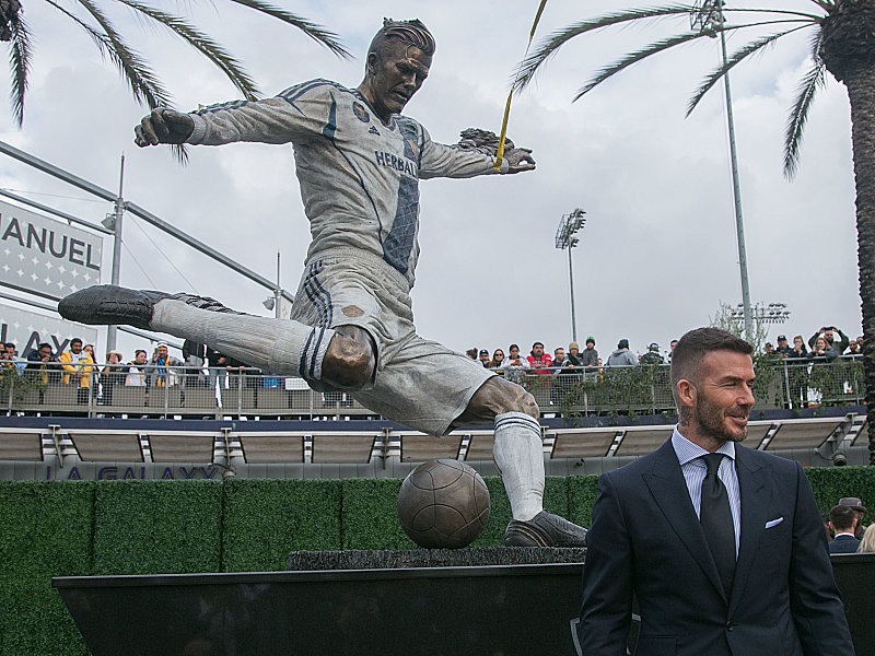 David Beckham vor seiner Statue.