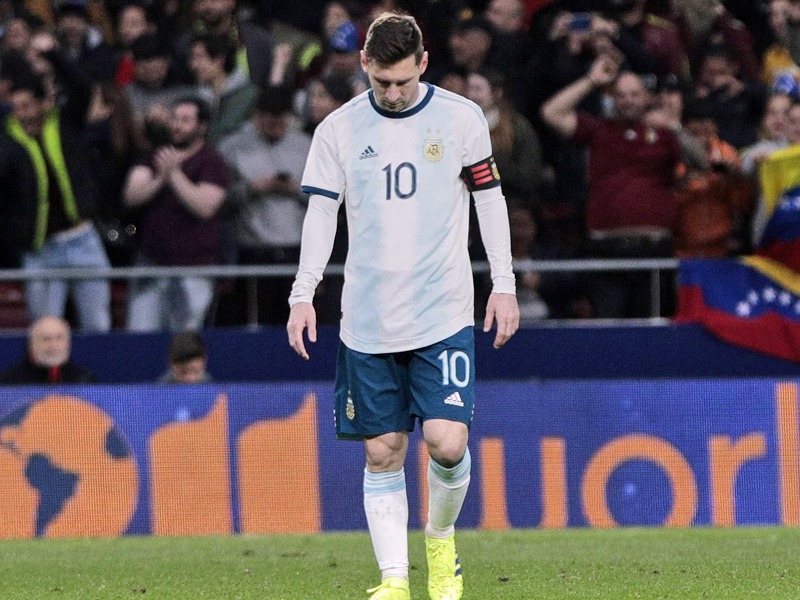 Niederlage beim Comeback - und verletzt: Argentiniens Kapit&#228;n Lionel Messi.