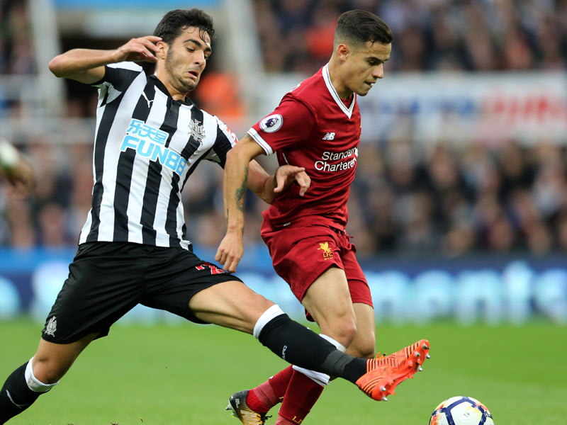 Zweikampf: Newcastles Mikel Merino gegen Liverpools Coutinho.