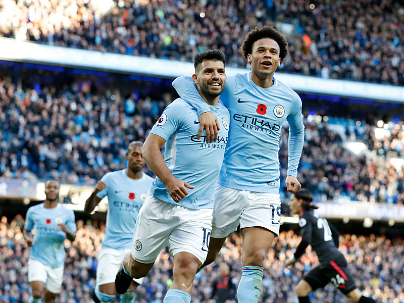 Manchester Citys Leroy San&#233; freut sich mit dem Torsch&#252;tzen Sergio Aguero &#252;ber das zwischenzeitliche 2:0 gegen Arsenal.