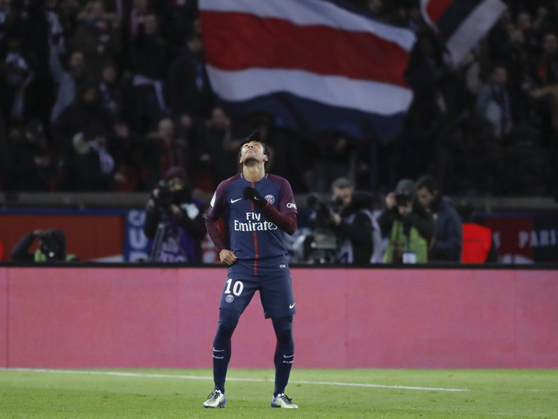 Mann des Abends: Neymar bejubelt eines seiner vier Tore gegen Dijon - mit einem Handschuh auf der Stirn.