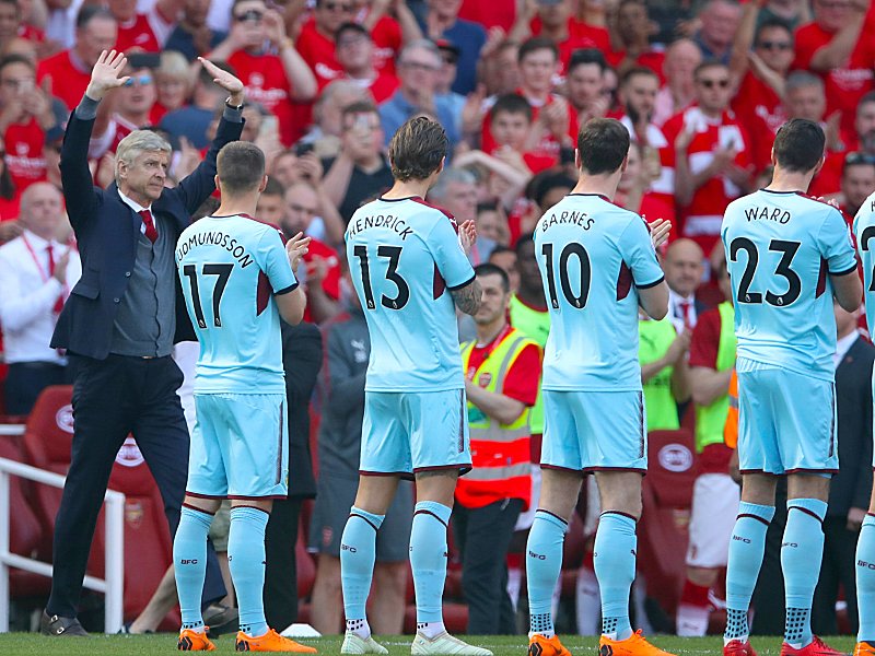 Ehre, wem Ehre geb&#252;hrt: Die Spieler des FC Burnley standen Arsene Wenger (li.) Spalier.