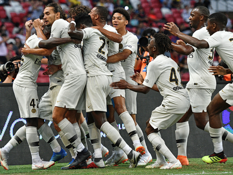 Jubeltraube: Die Spieler von Paris feiern den Treffer zum zwischenzeitlichen 2:0. 