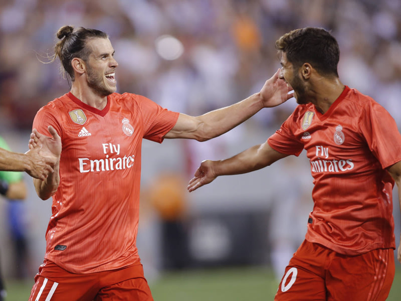 Die Torsch&#252;tzen jubeln in den neuen Real-Trikots: Gareth Bale und Marco Asensio.