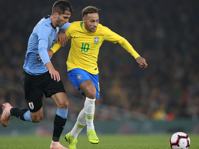 Zweikampf: Rodrigo Bentacur gegen Neymar.