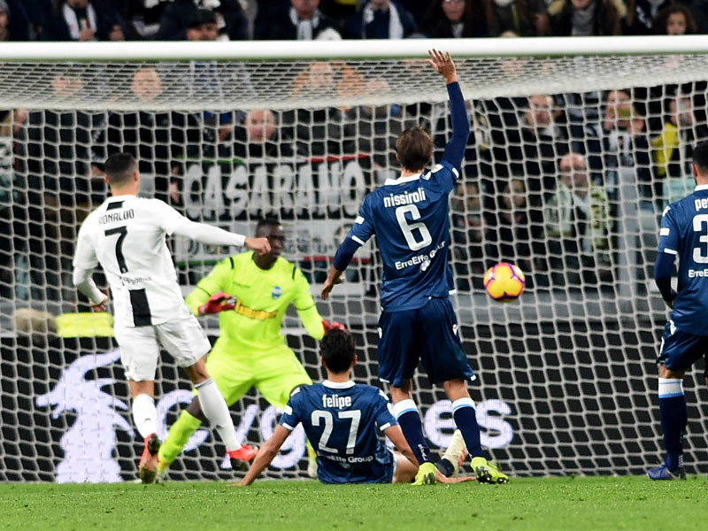 Cristiano Ronaldo (li.) trifft zum 1:0 gegen SPAL: Am Ende feiert Juventus einen souver&#228;nen Sieg.