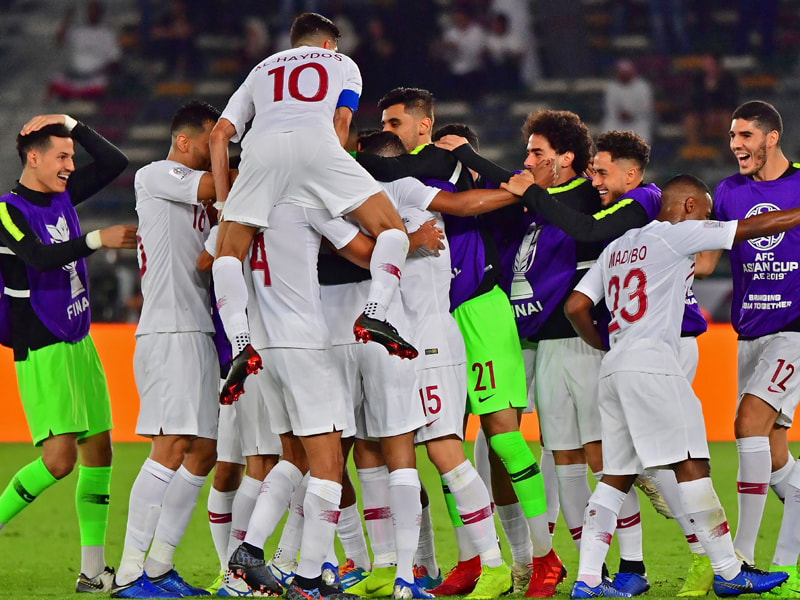 Ausgelassen: Katars Team bejubelt das 2:0 gegen Japan.