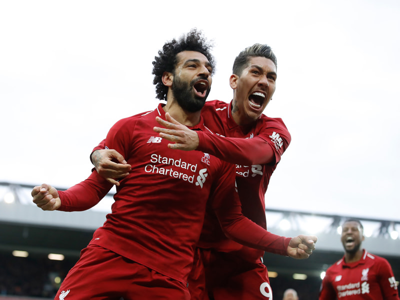 Sp&#228;ter Jubel in Anfield: Liverpools Mohamed Salah (l.) und Roberto Firmino nach dem Treffer zum 2:1.