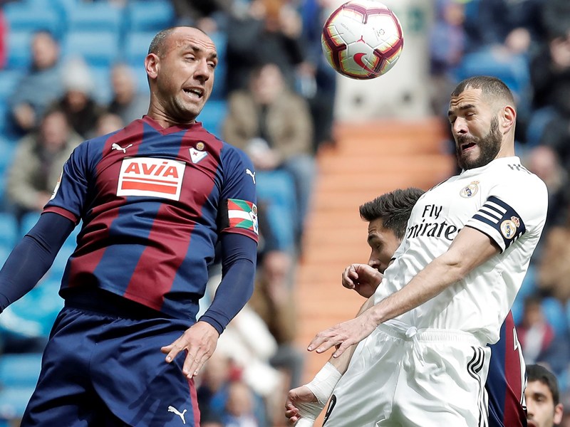 Kopfballstark: Karim Benzema (r.) gab auch Eibars Ivan Ramis das Nachsehen.