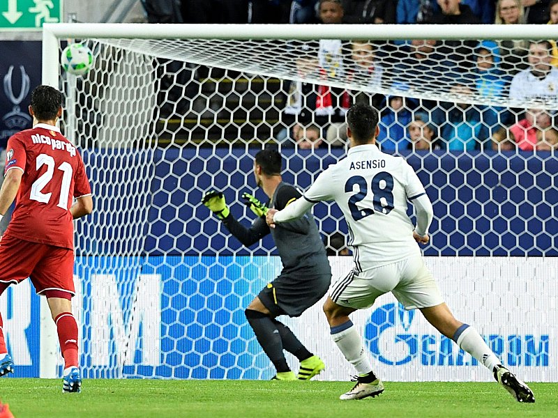 Und ab damit in den Winkel: Marco Asensio beschert Real durch ein Traumtor den ersten Treffer des Abends. 