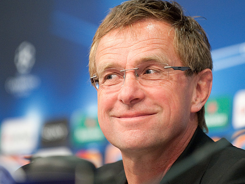 Eine Pressekonferenz als Pausenansprache: Schalke-Coach Ralf Rangnick.