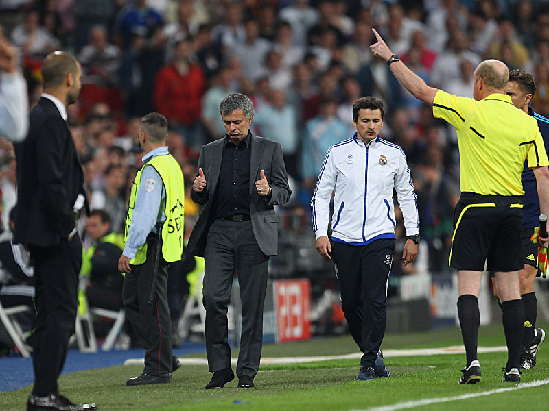 Daumen hoch! Jos&#233; Mourinho zeigt, was er von seinem Platzverweis h&#228;lt. Links Pep Guardiola.