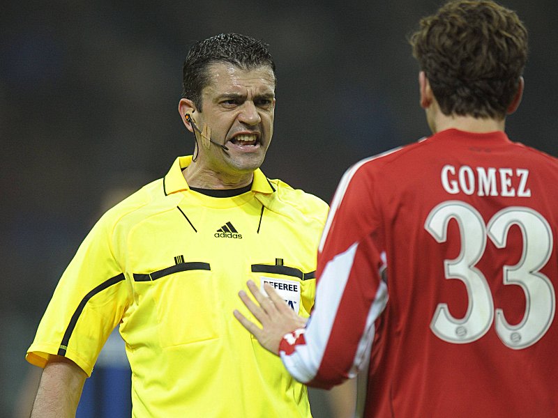 Seit 2003 FIFA-Referee: Viktor Kassai, hier im Rededuell mit Bayern-Torj&#228;ger Mario Gomez.