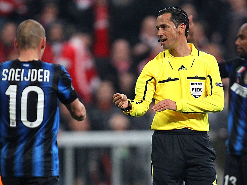Leitet seit 2003 FIFA-Spiele und geh&#246;rt zu den Auserw&#228;hlten f&#252;r die EURO: Pedro Poenca, links Wesley Sneijder (Inter Mailand).