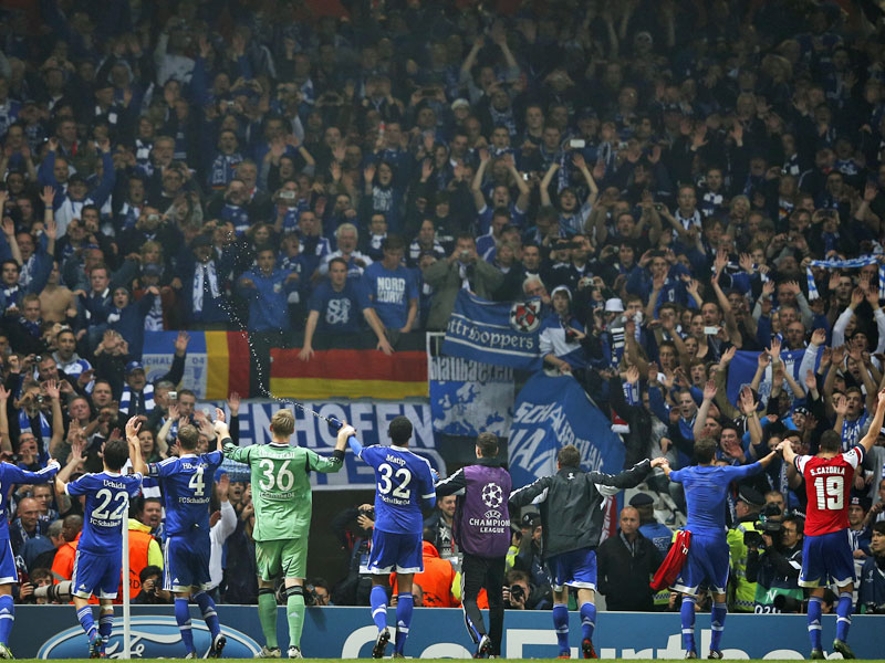 Zeugen eines historischen Triumphs: Schalke bescherte seinen Fans nach dem Derbysieg einen weiteren H&#246;hepunkt.