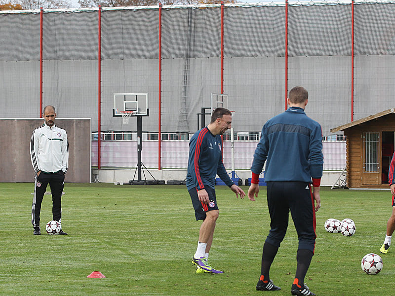Schaut bei Franck Ribery genau hin: Trainer Pep Guardiola.