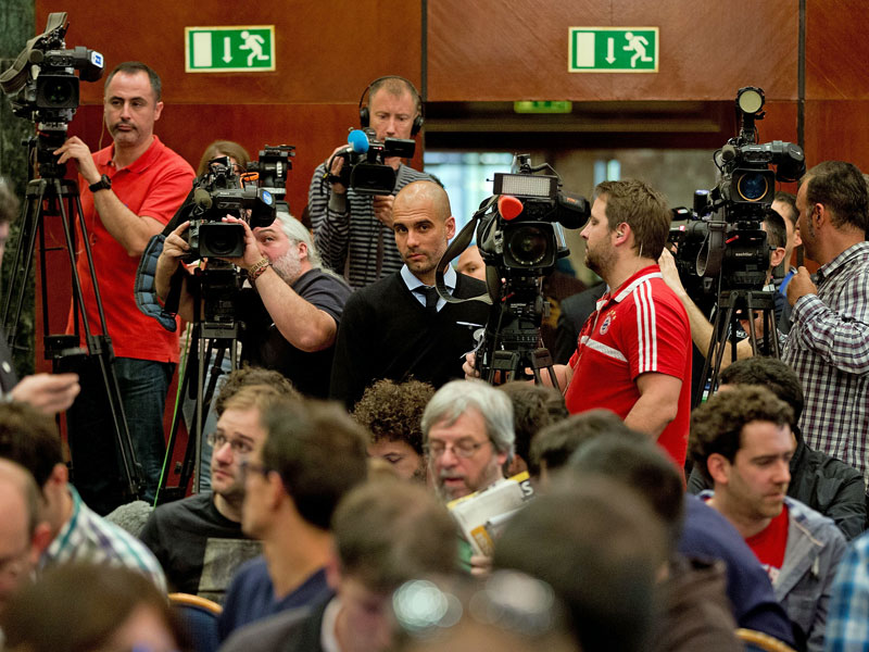 Blick nach vorn: Fast unbemerkt betritt Pep Guardiola am Dienstag den Ort der Pressekonferenz in Madrid.
