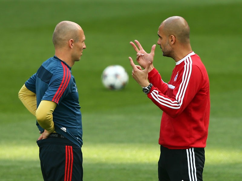 Ballbesitz statt Ballgeschiebe - darauf setzt Pep Guardiola (r., mit Arjen Robben) heute in Madrid.