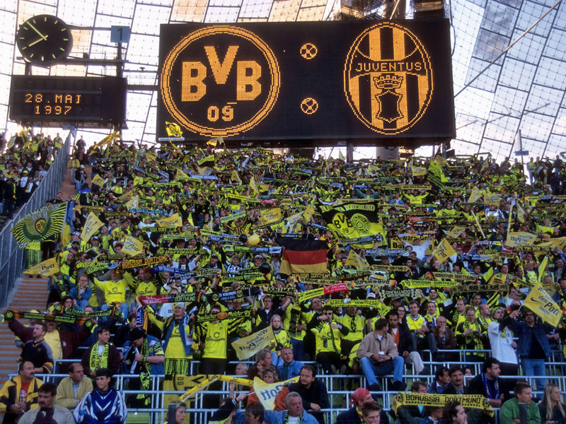 Als die Anzeigetafel noch pixelig war: BVB-Fans beim CL-Finale 1997 gegen Juventus - nun trifft man sich wieder.