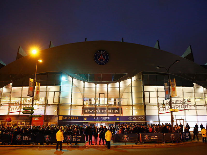 Fans warten am Dienstagabend auf Einlass - auf dem Weg zum Prinzenparkstadion in Paris war es zu einem Eklat gekommen.