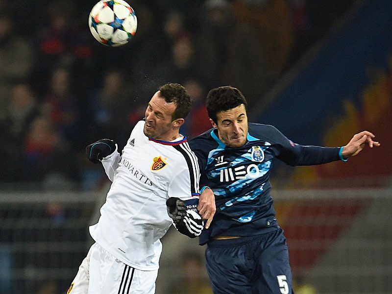 Basels Marco Streller (li.) im Hinspiel gegen Portos Ivan Marcano, k&#246;nnte sein letztes internationales Match bestreiten.