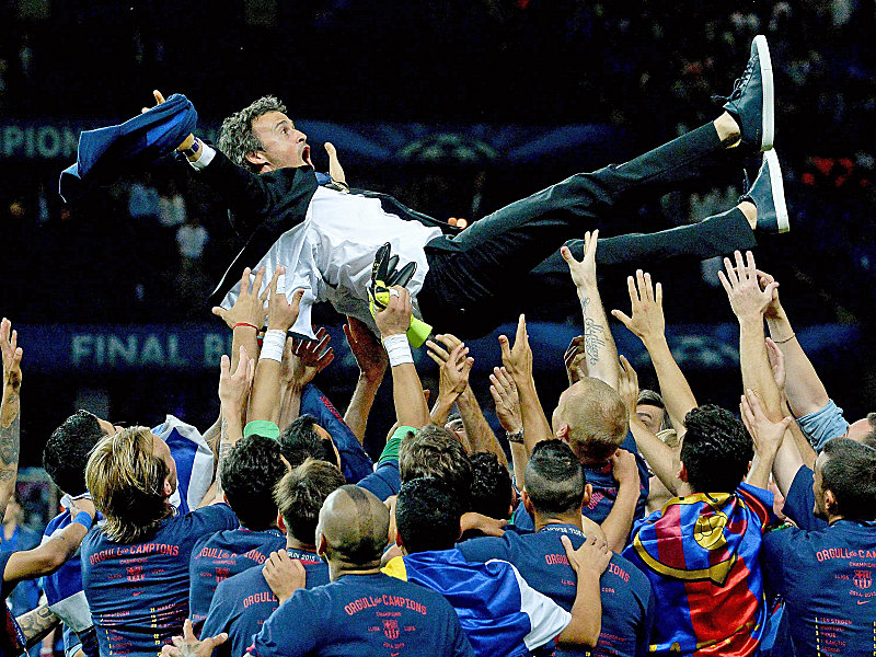 Die Spieler des FC Barcelona lassen ihren Coach Luis Enrique nach dem Champions-League-Triumph hochleben.
