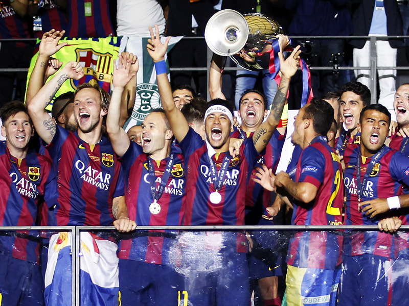 Strahlende, &#252;bergl&#252;ckliche Sieger: FC Barcelona, Triple-Triumphator 2015. 