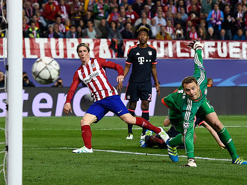 Gleich trifft der Ball den Pfosten: Manuel Neuer schaut einem Schuss von Fernando Torres hinterher (75.).