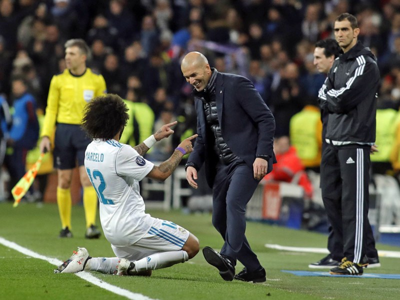 Dank an den Trainer: Nach seinem 3:1 f&#228;llt Real-Linksverteidiger Marcelo vor Zinedine Zidane auf die Knie.