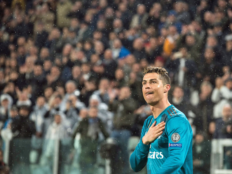 Ein Moment, der selbst ihm nahe ging: Cristiano Ronaldo bekommt nach seinem Fallr&#252;ckzieher Applaus von den Juve-Fans.